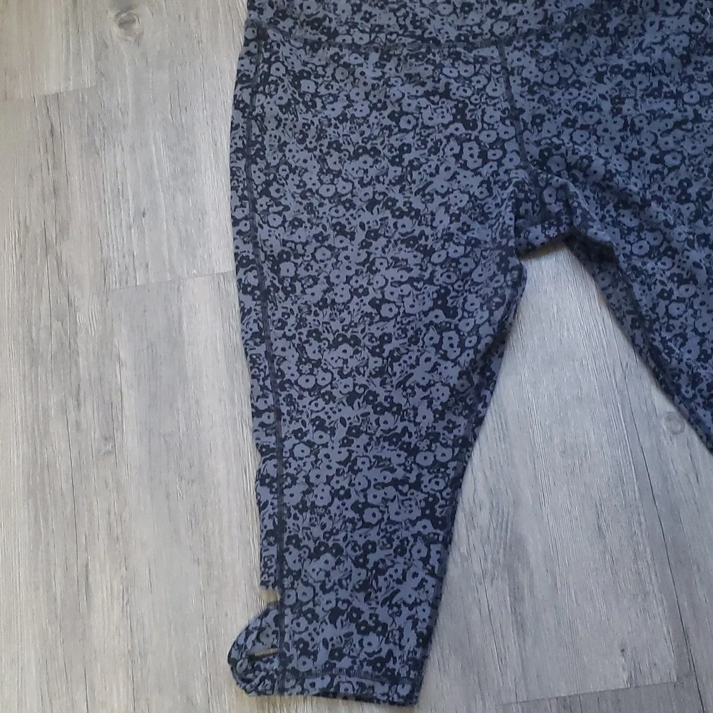 Xersion stretchy floral black colored leggings - Picture 4 of 14